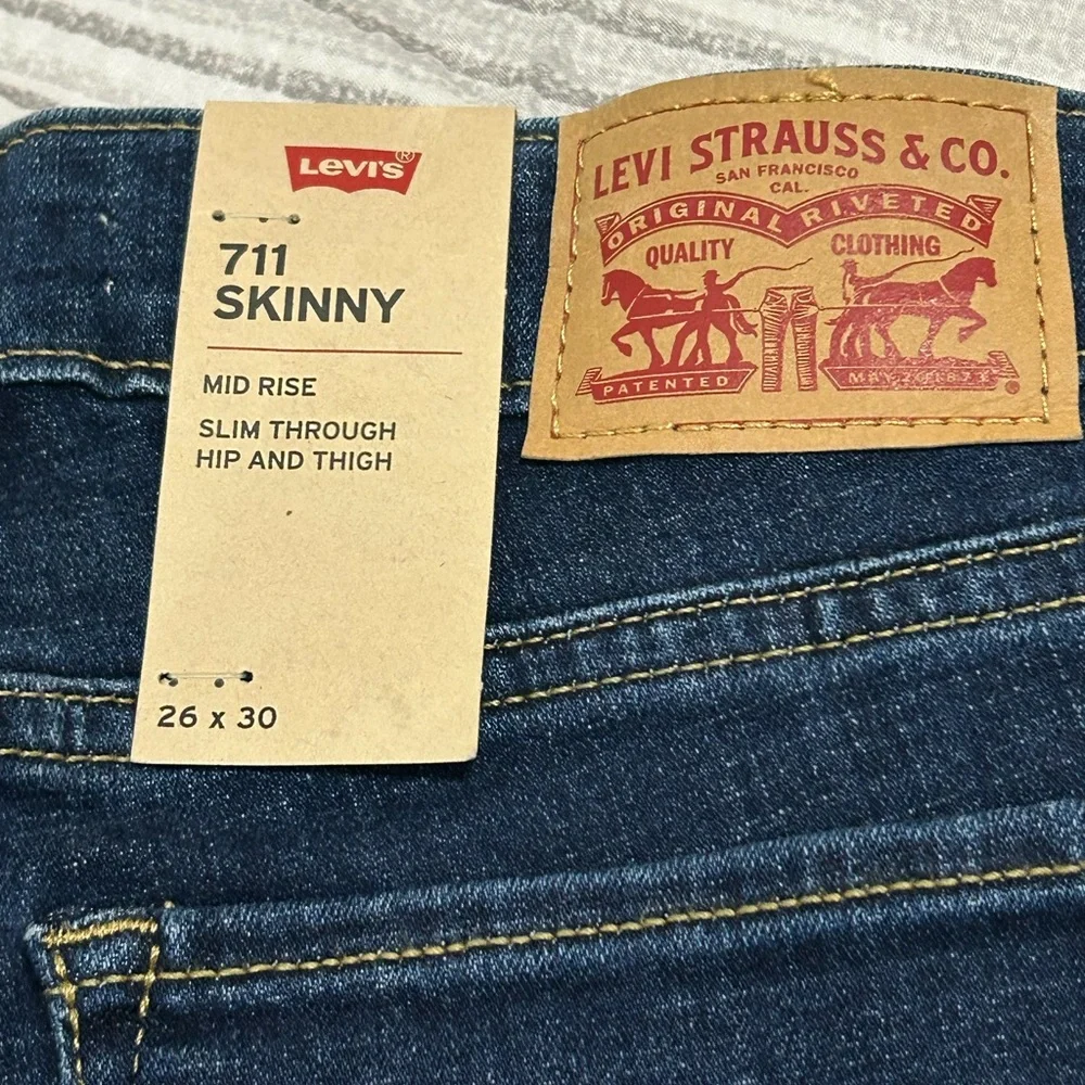 Levi's Distressed Skinny Fit Jeans | Women’s 2 / 26x30” | Mid-Rise - Picture 3 of 12
